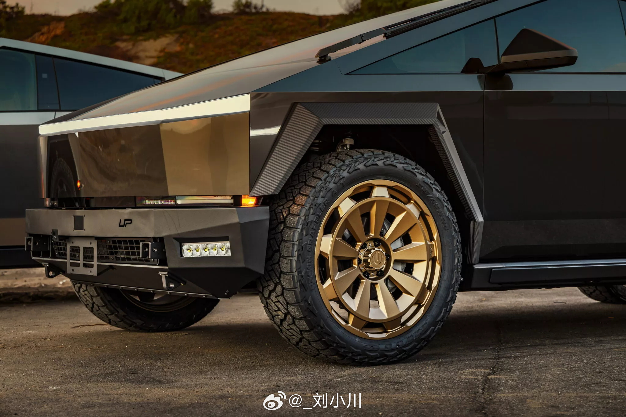 特斯拉Cybertruck改装 给特斯拉Cybertruck换上24英寸新鞋子，