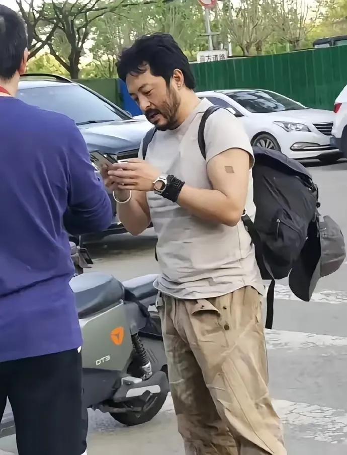 弱弱的问一句，没有表盘的手表是现在流行的戴法吗？
还是现在就是装饰物就是这个样子