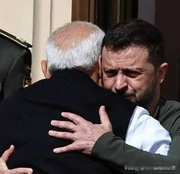 俩人拥抱背后是张苦逼的脸…