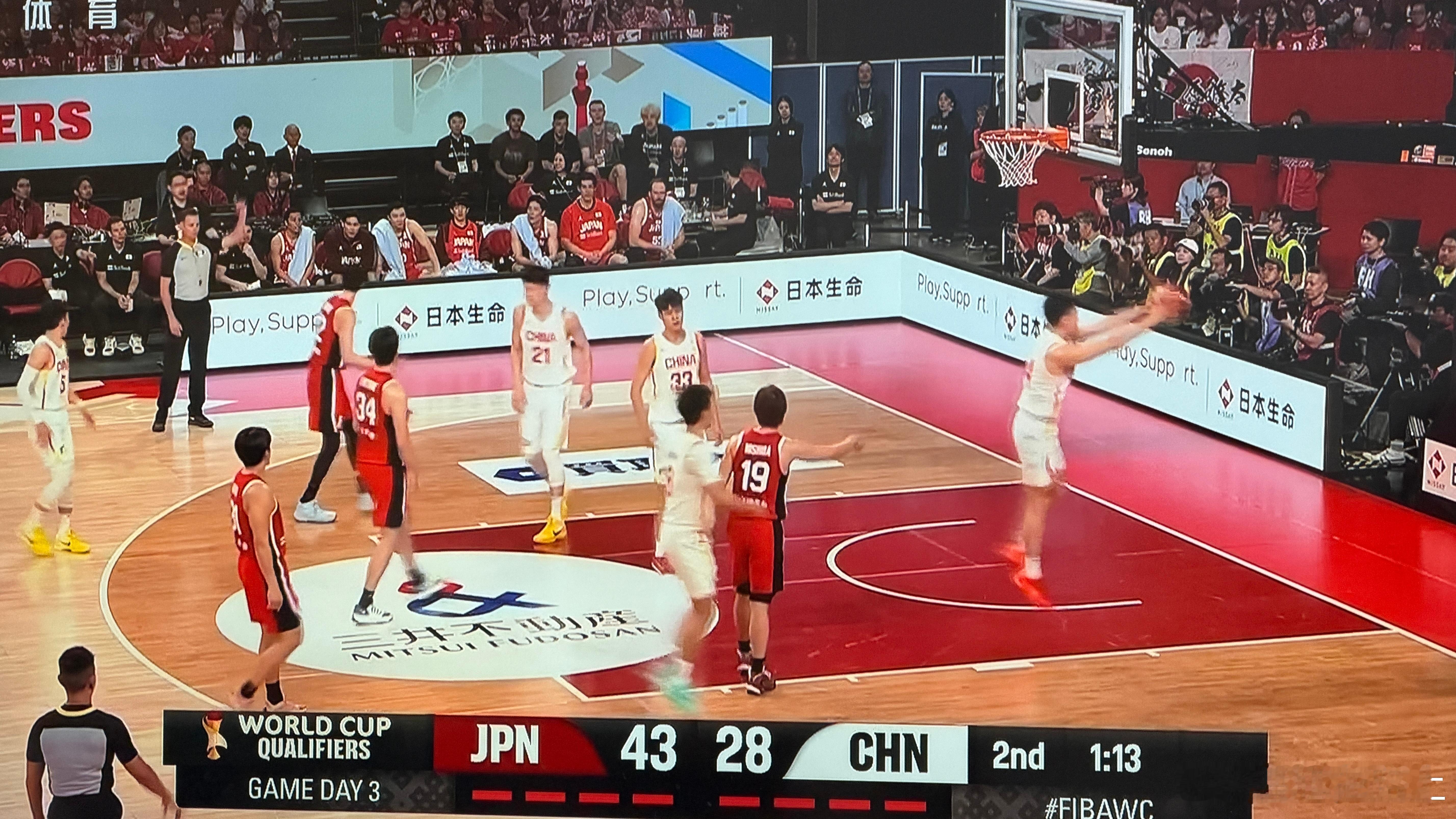 中国男篮vs日本男篮防守僵化，进攻手段单一看起来大家都很疲倦关键是大比分落后被追