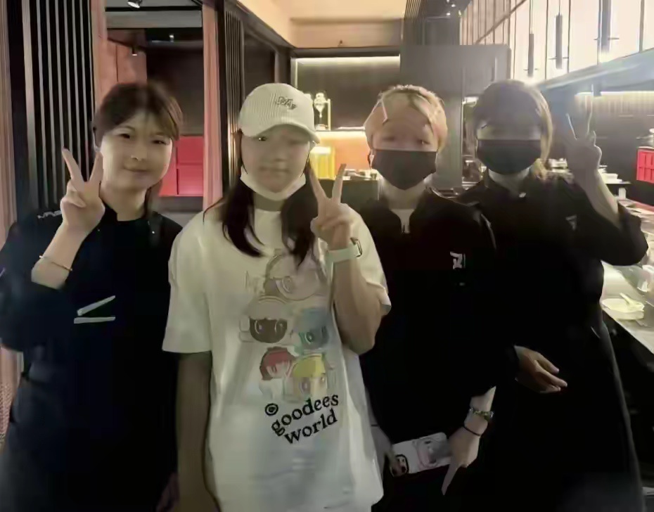 女大十八变，19岁全红婵回湛江陪伴爸妈，蓄起长发越来越淑女了 
