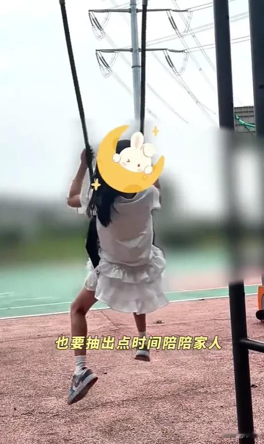 被颖儿分享的一家三口日常治愈了！ 在北京别墅的院子里，一家三口坐着陪女儿下五子棋
