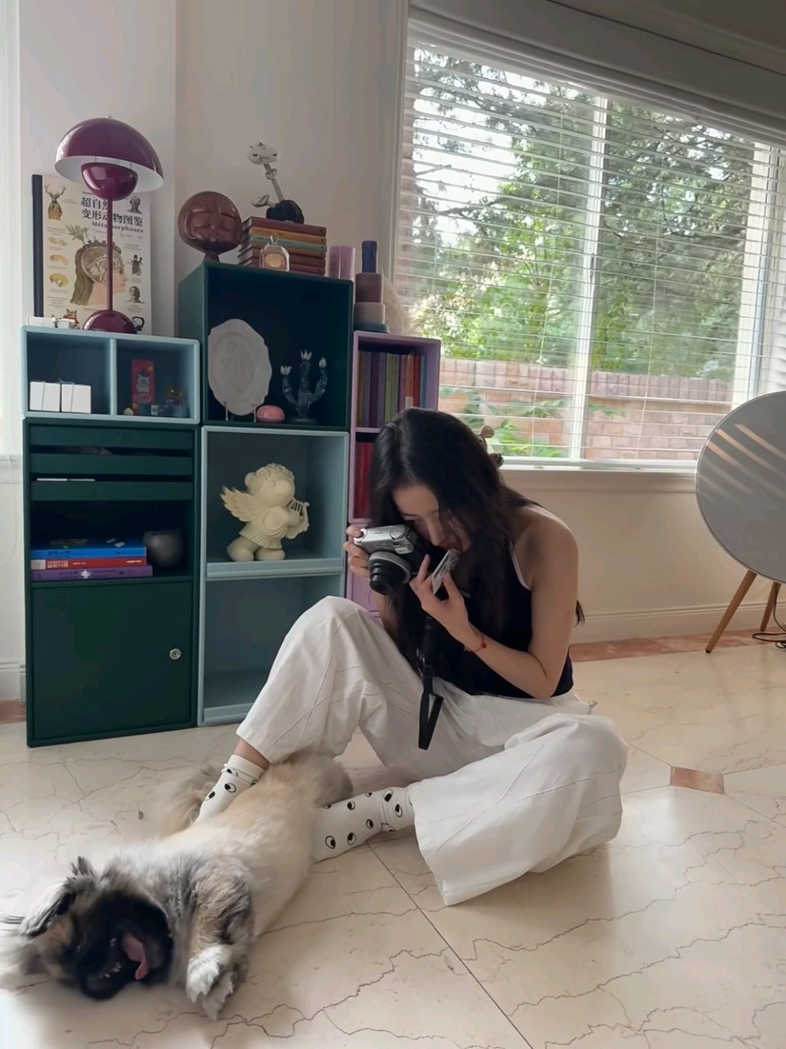 灵魂拷问：周雨彤手上用的这个相机是什么型号？ ​​​