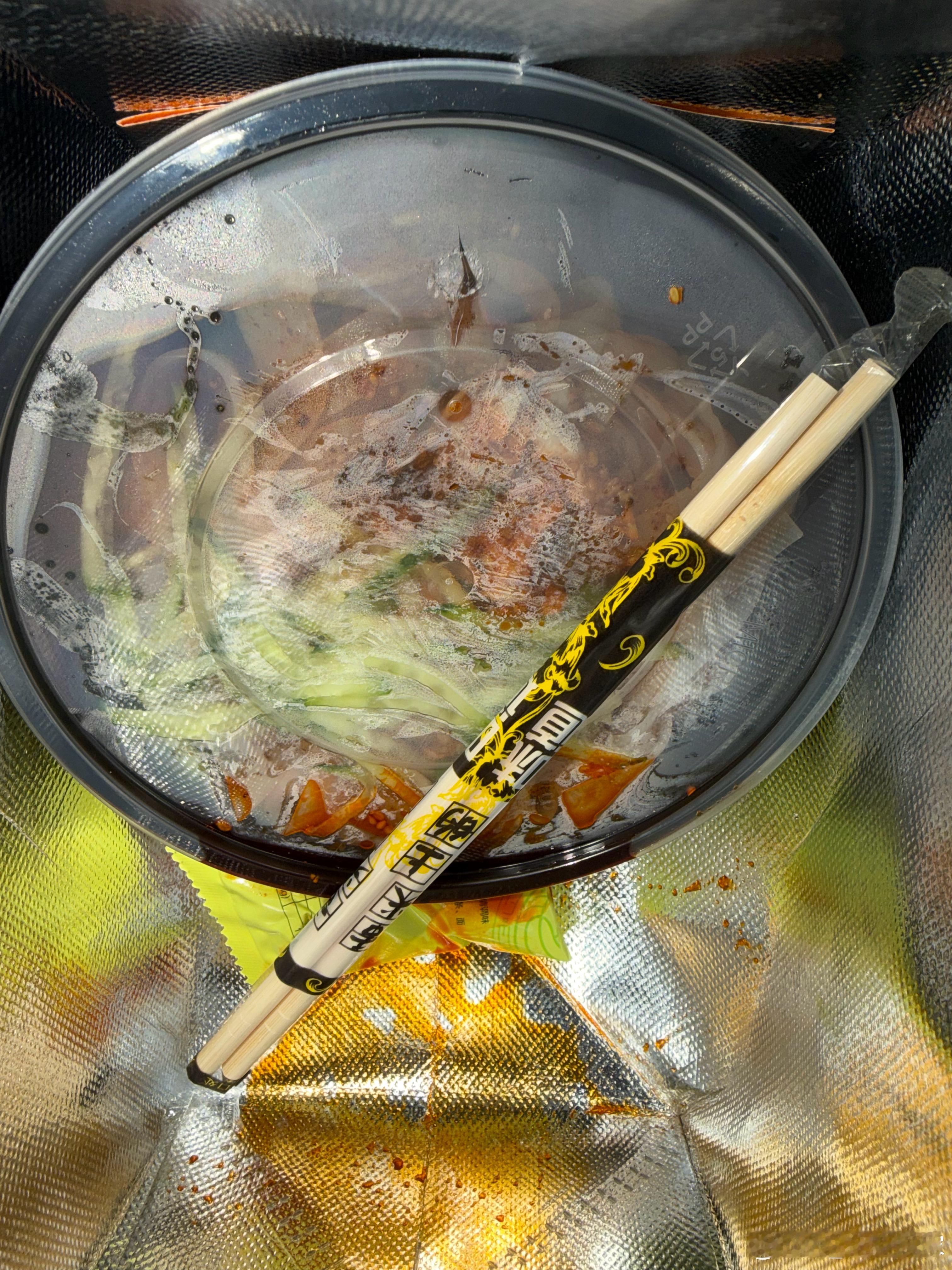 现在有些外卖员真的有点过分！送餐迟到快20分钟，还点提前送达！问为什么点提前送达