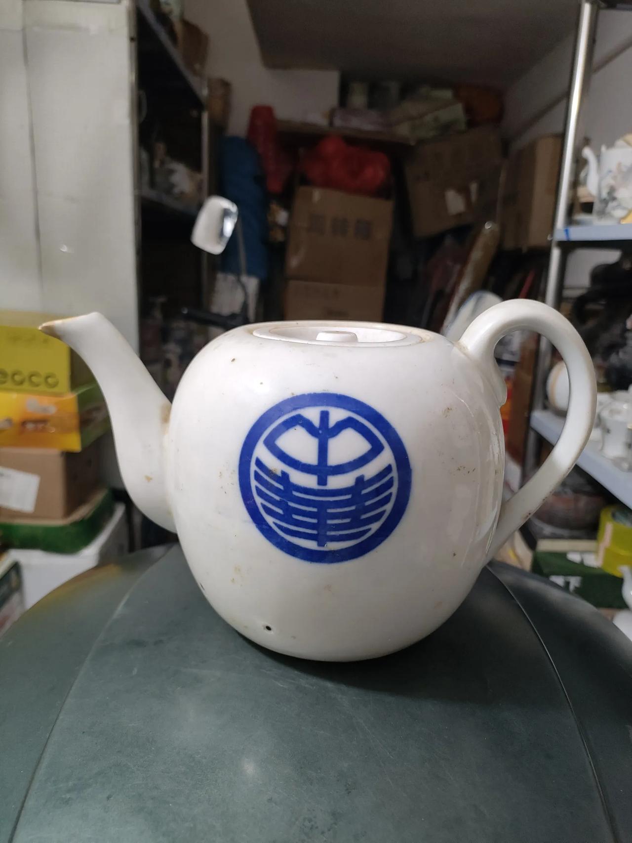 物以载道，通过一个器物来说一段历史，器物就有意义，收藏了一个大瓷壶，研究一下，初