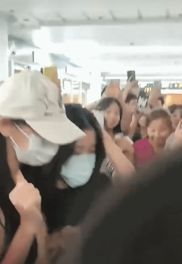 迪丽热巴被路人摸后背！

热巴被人摸后背，一开始还以为是个男士，原来是个小姑娘￼