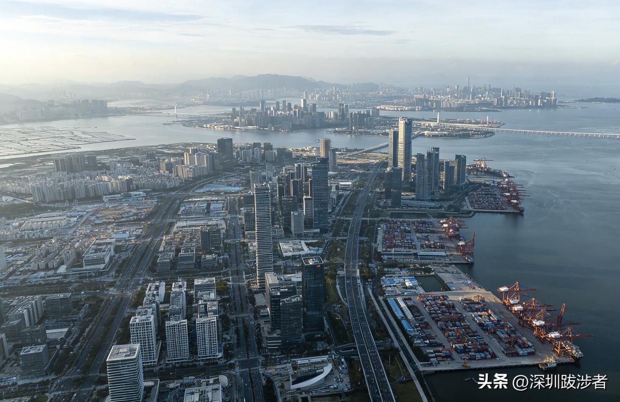 俯瞰城市，从第一张照片，你认得出这是哪里么？难道30年前，深圳的设计师们规划时不