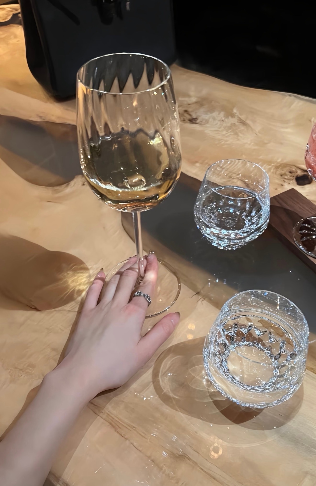 得利者沉默不语，受伤者歇斯底里，玻璃不是我打碎的，却要我在上面走上百回。 