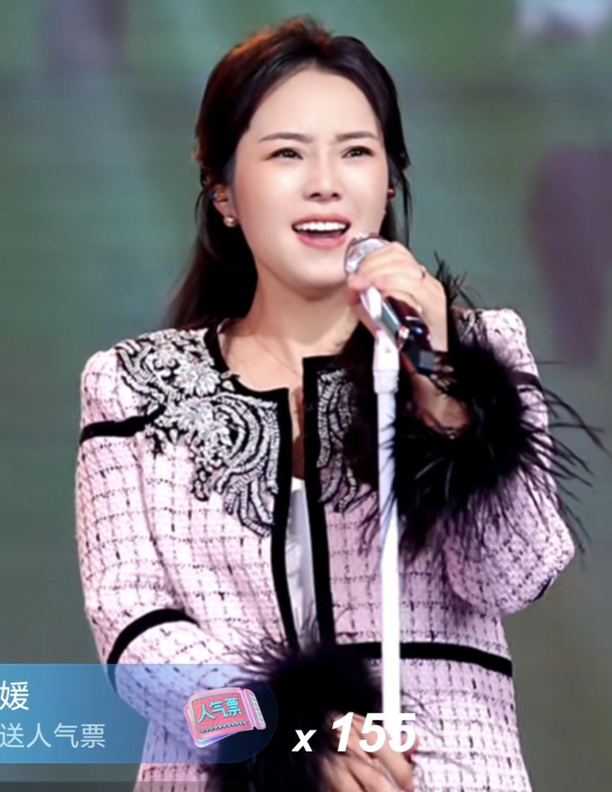 云朵大年直播完歇了小二十天，今天又出来了，我进去她直播间的时候她来了首《青藏高原