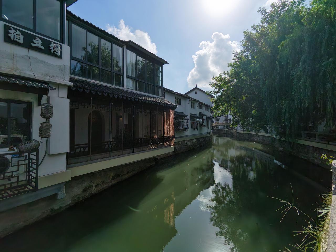 分享你随手拍的风景枕河的老屋依水而立，垂柳拂岸，小桥隐在远处，这就是姑苏最朴素动