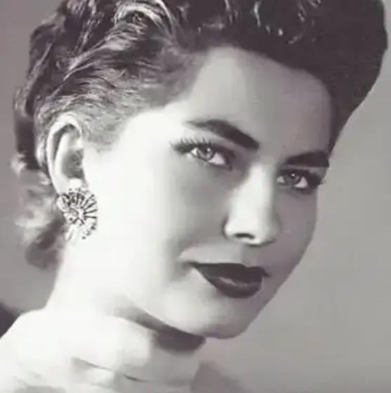 伊朗王后索拉娅因无法生育被废后，为了排解心中郁闷，她天天购物四处旅游散心，可最终