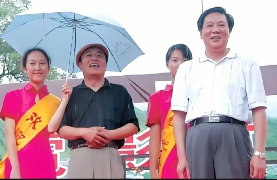 2005年，古月与王伍福老师同框出席活动时的一张留影，也是他最后一次露面。 