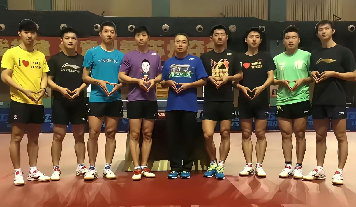 国乒9位帅哥比心靓照：

我认出了颜如冠玉的樊振东，疏眉朗目的张继科，神情沉稳的