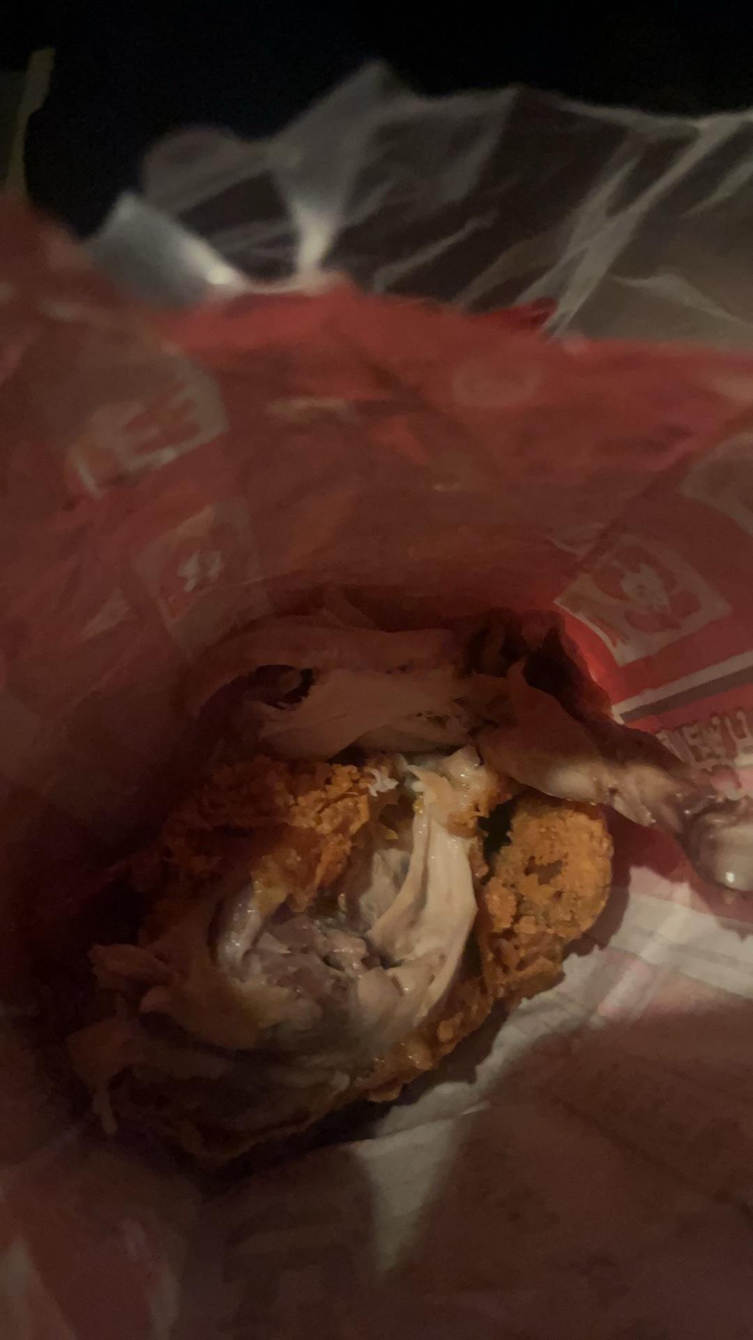 饥饿面前人是没有尊严的比如我，昨晚半夜，去买了一整只炸鸡，在车上就吃了！ 