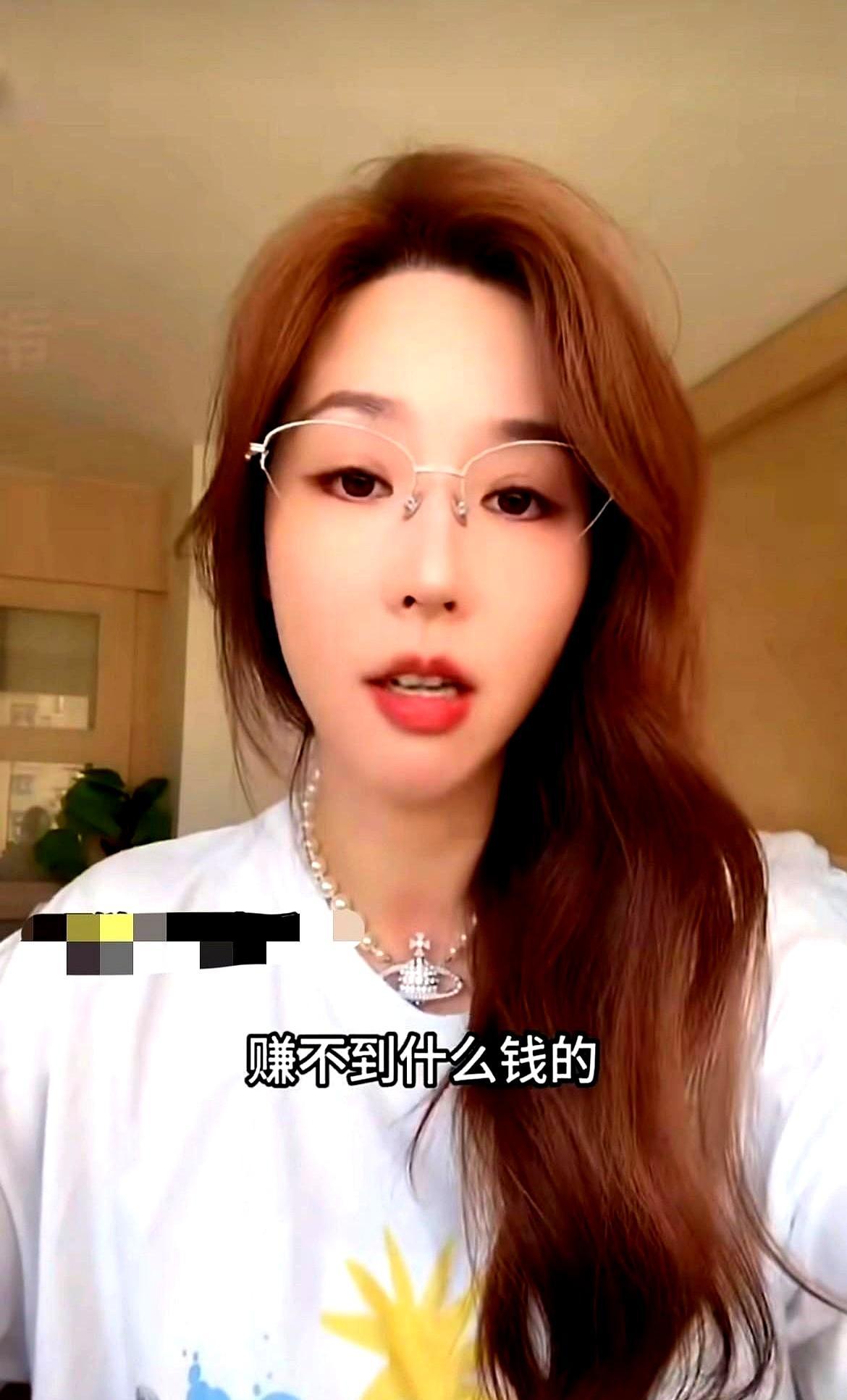 吴佳妮一句话撕开了娱乐圈的遮羞布：“人家给多少钱就是多少钱，你没资格谈。
”
大