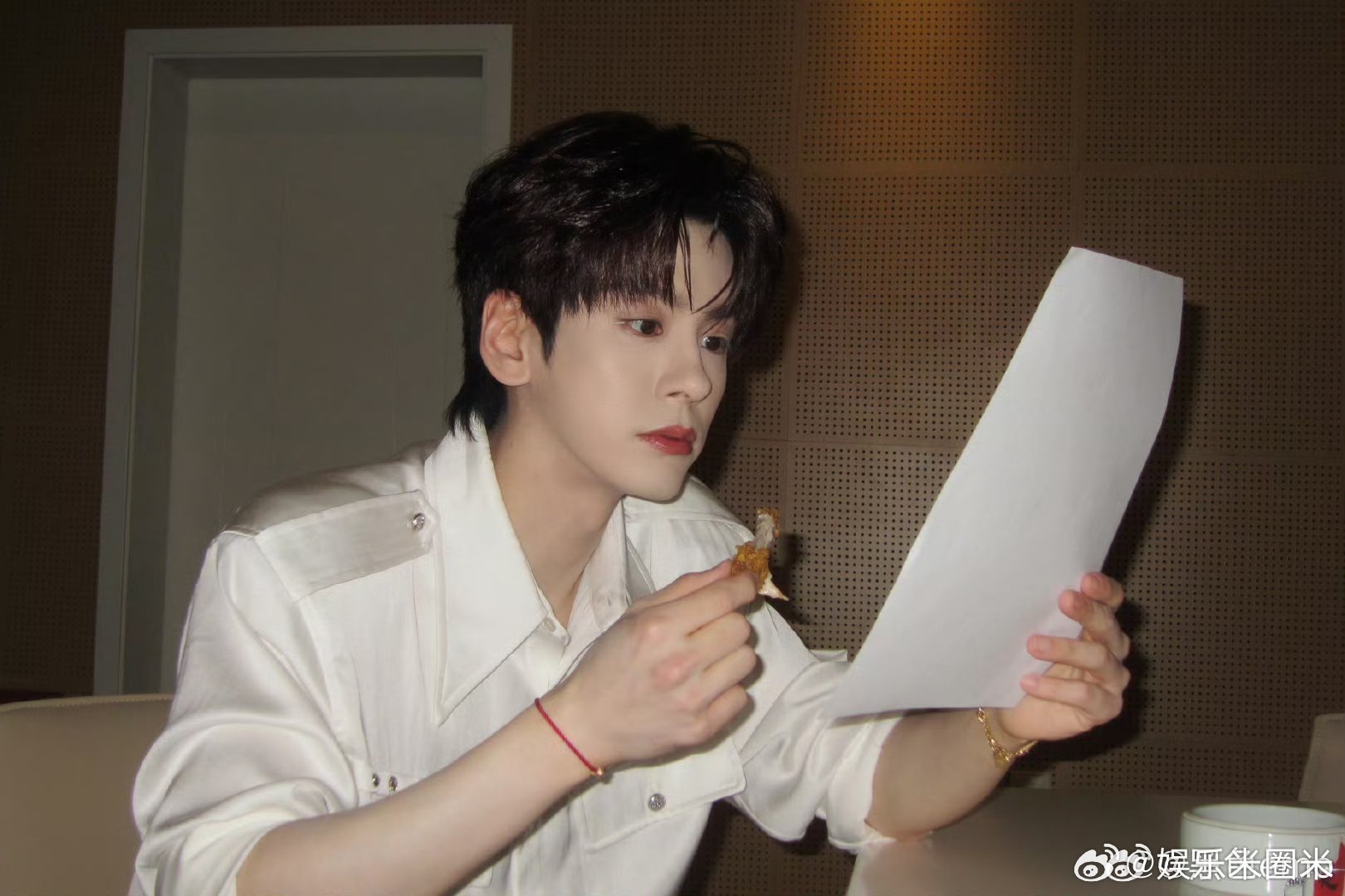 魏哲鸣讲了一分钟我听进去0秒魏哲鸣在线认真讲解，奈何颜值过于出众，观众全程被颜值