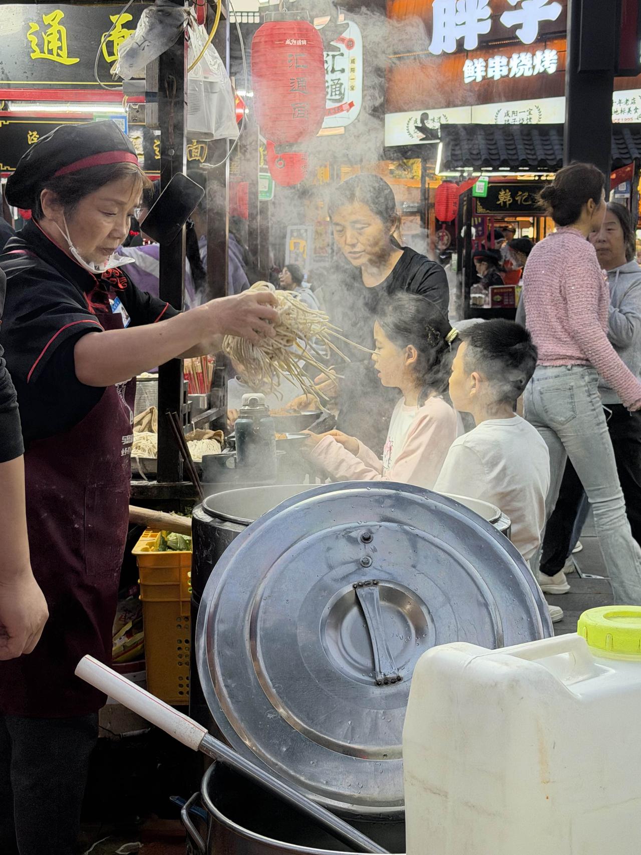 昨天晚上6点多，我在咸阳市汇通夜市上，吃了一碗周至老二汇通面！
老早，我就听说过