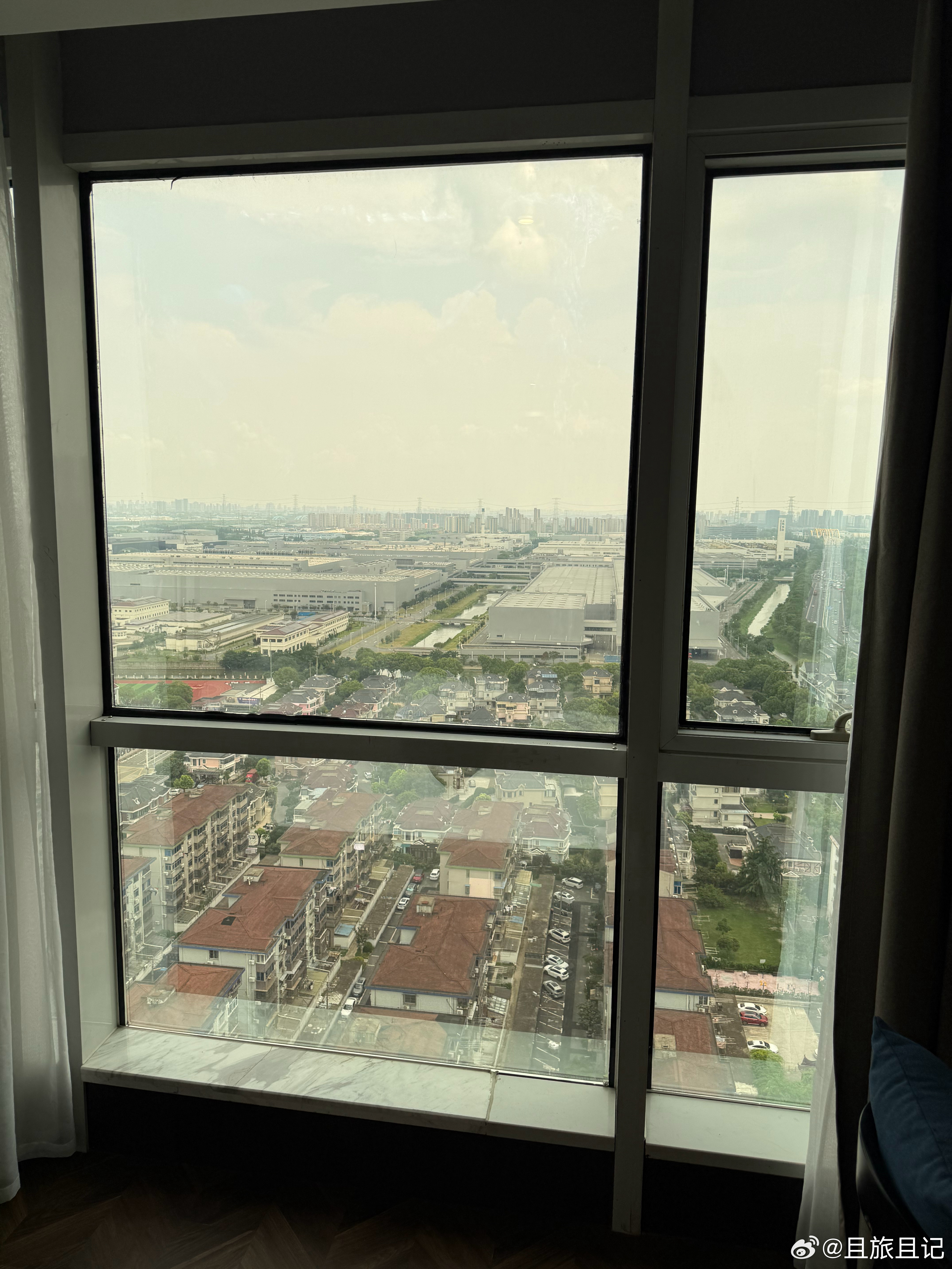 上海丽呈东谷酒店，在安亭11号地铁站旁边，本来住一天的，结果事没办完，第二天又住