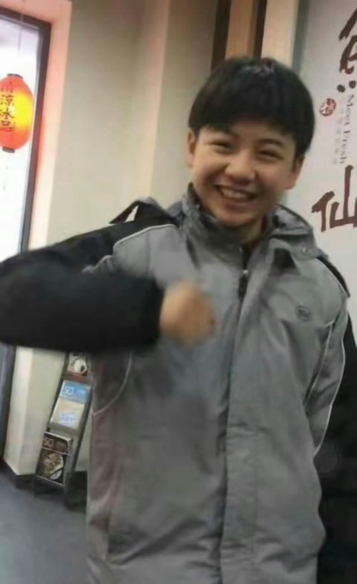 黄誉博脸变了 剑指星河，弓揽心动。黄誉博2026梦寐巡演黑衣骑士造型鲨疯，颜值进