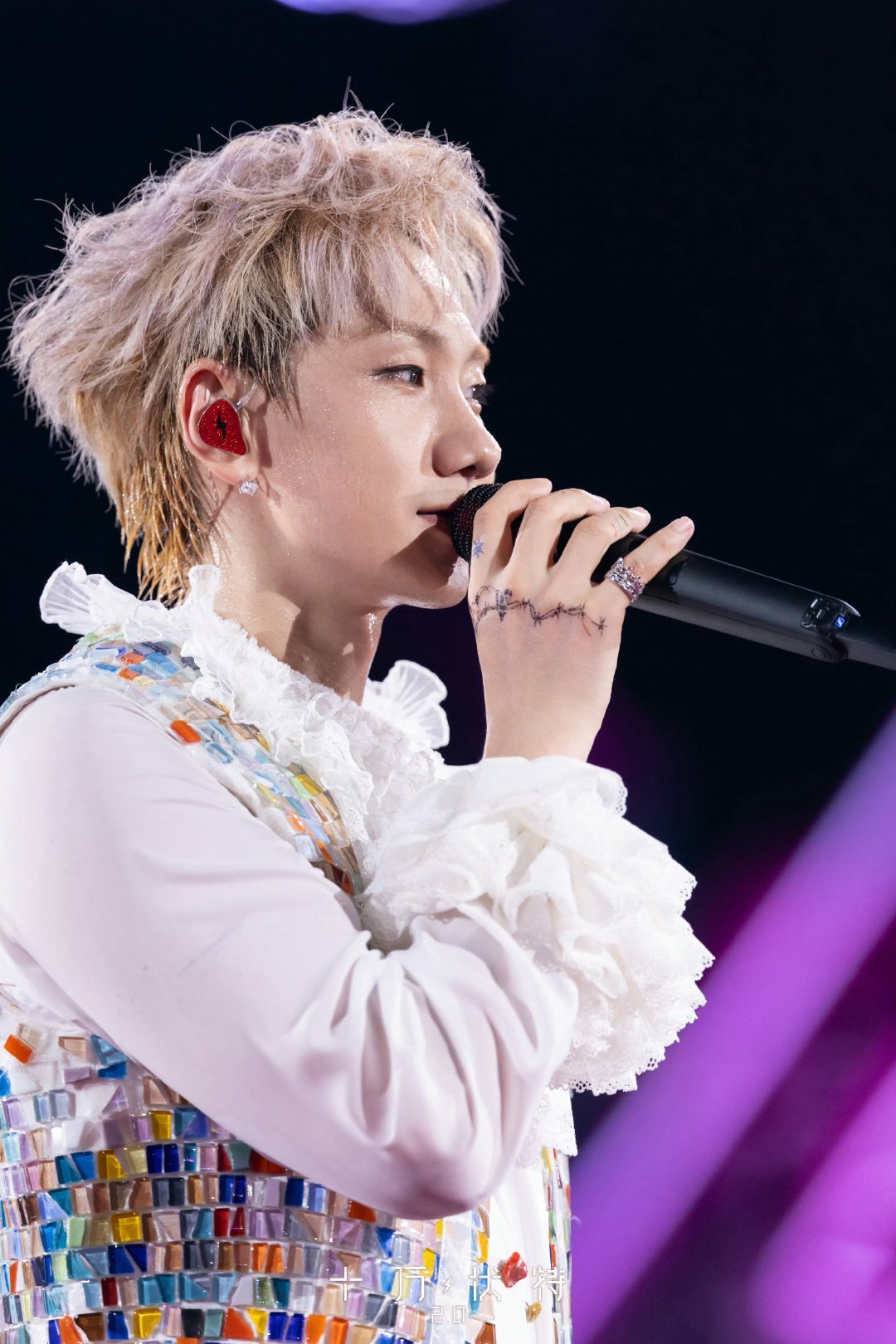 汪苏泷你怎么把人素龙顺走了 不是哥想顺，是素龙硬往手里塞！懵圈三秒后开始研究挂哪