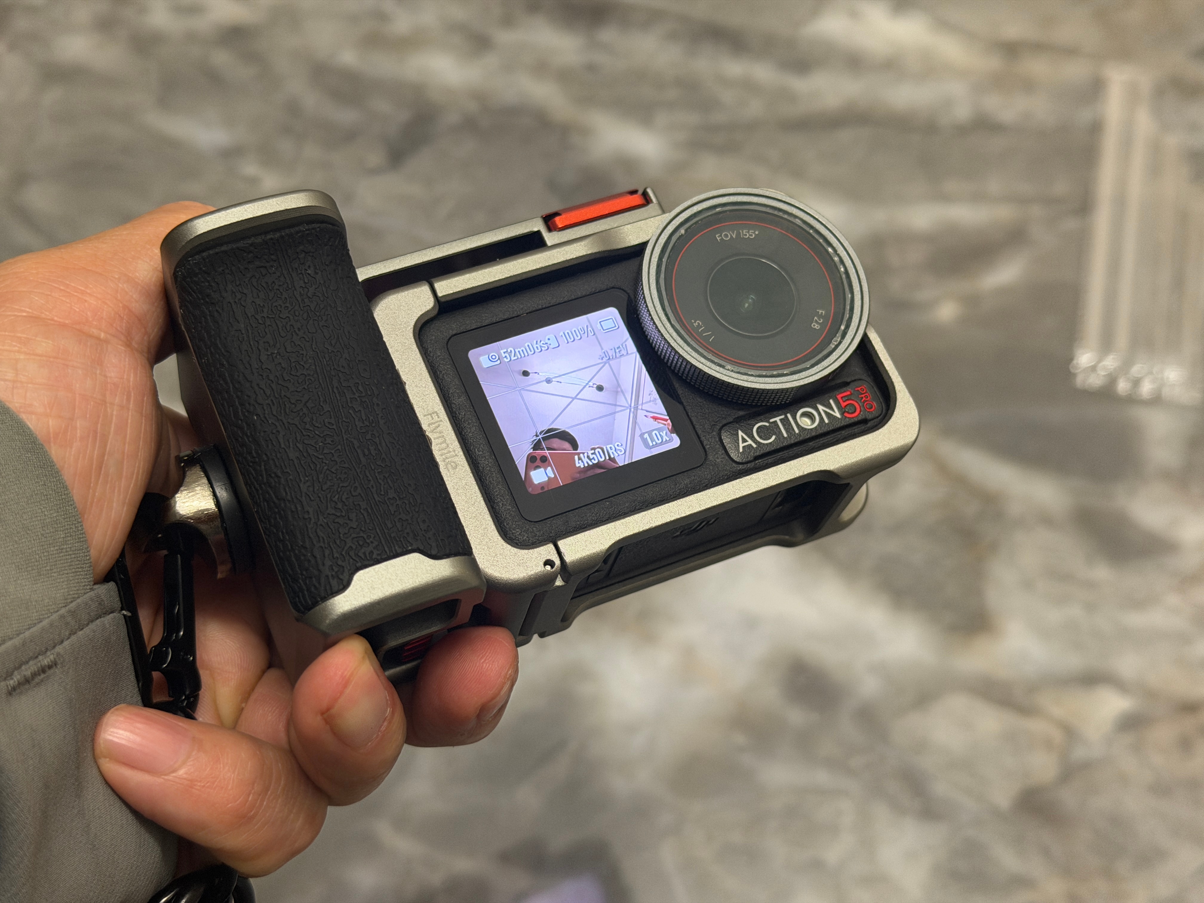 现在小学生是真会玩啊！我送了一个运动相机给他、他就在网上买各种酷炫的配件、兔笼手