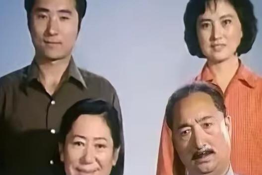 1973年，“黄世仁”陈强提着两瓶好酒，来到“喜儿”田华家，求田华，“田华啊，你