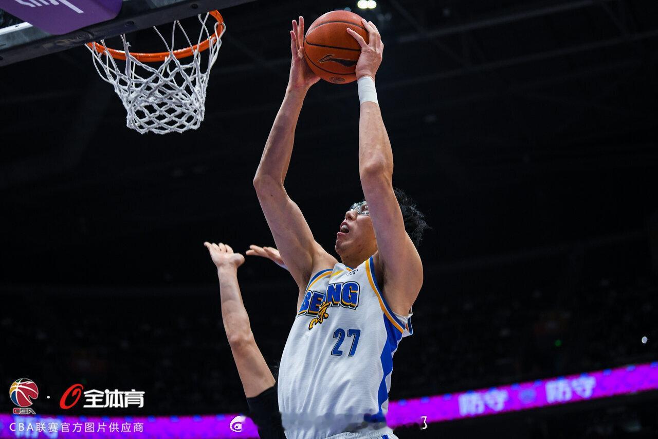北京北汽轻松拿下德比之战，周琦15分12篮板3盖帽，攻防两端作用明显。cba