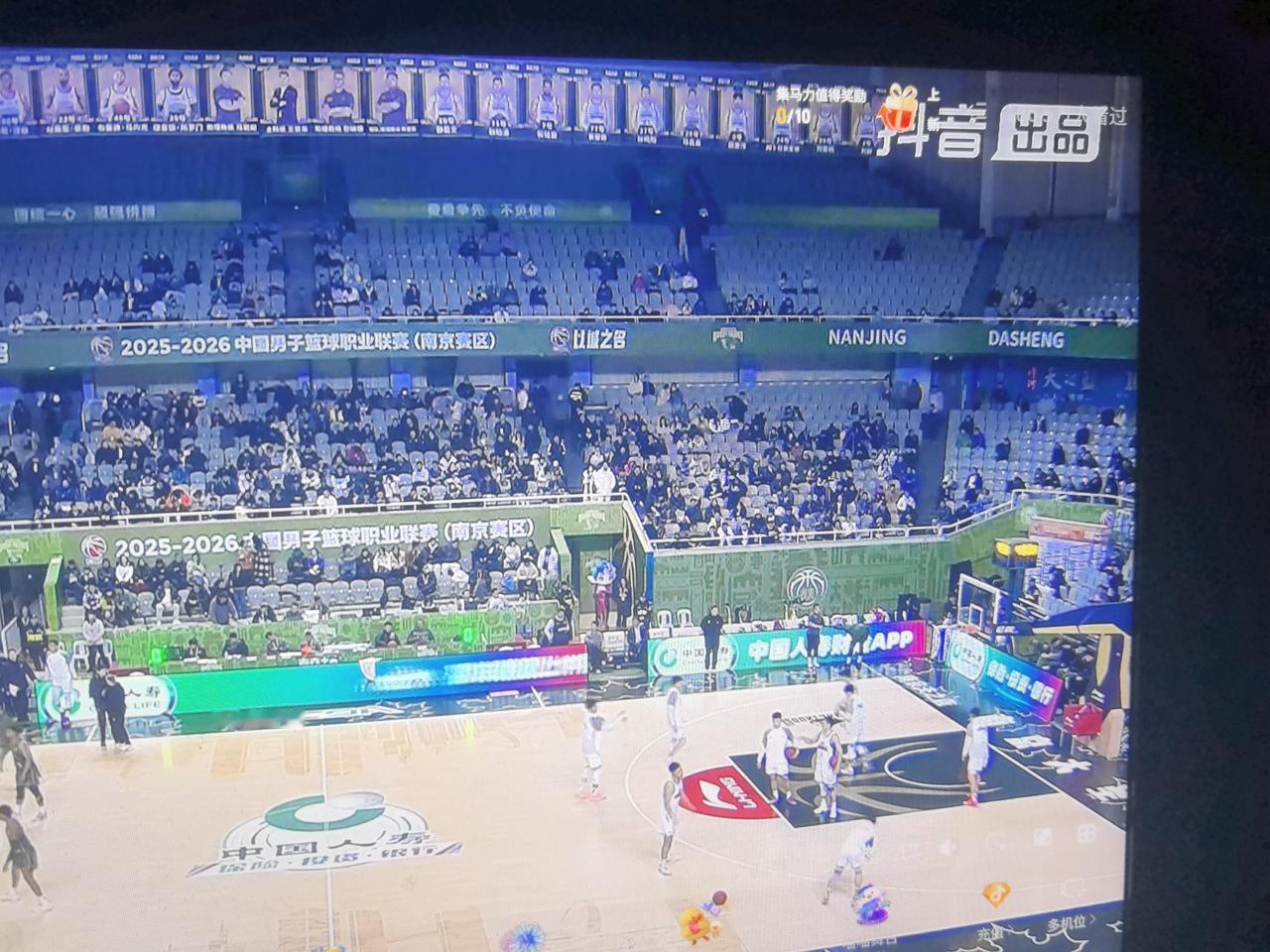 南京主场居然也这么空荡荡的
当初林超巨在的时候可不是这样的…
同曦老板亏大了…