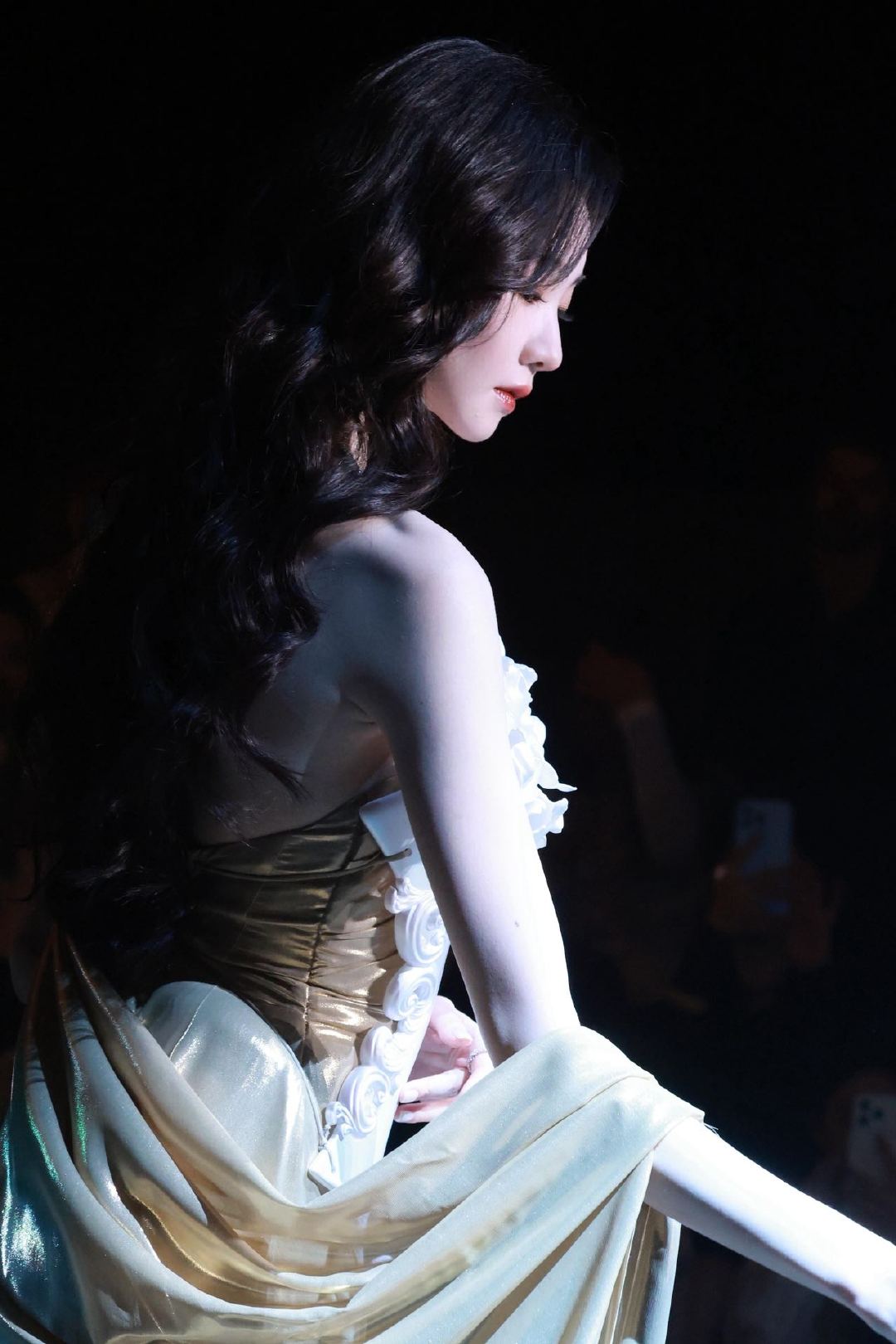 张艺凡从油画里走出的神女 古典油画里走出来的神女本人！清冷又圣洁，温柔气质直击心