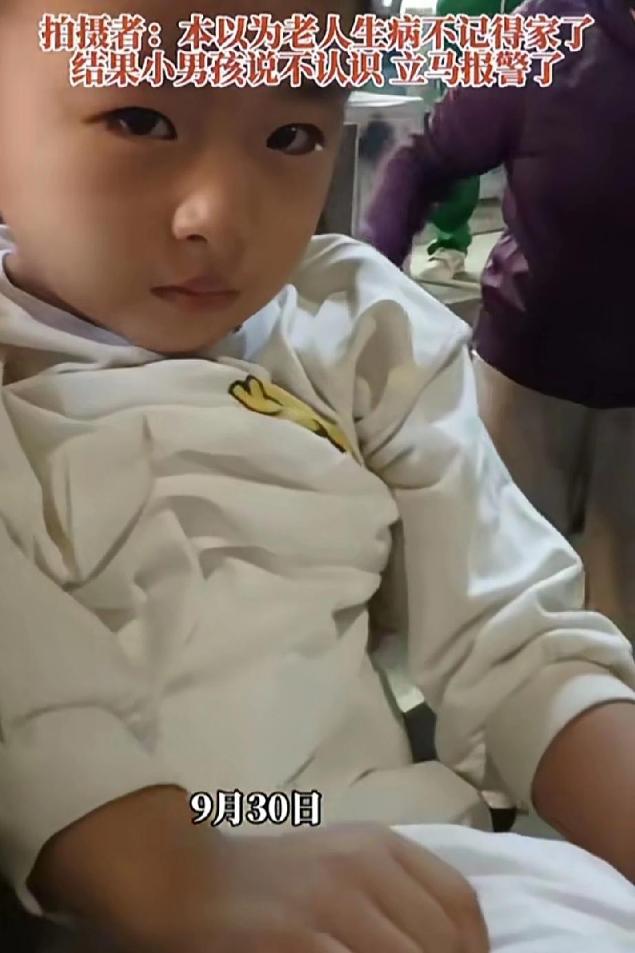 一位网友无意拍下了这惊人的一幕！
   老人抱着孩子在路边台阶上怀里的孩子哭闹不