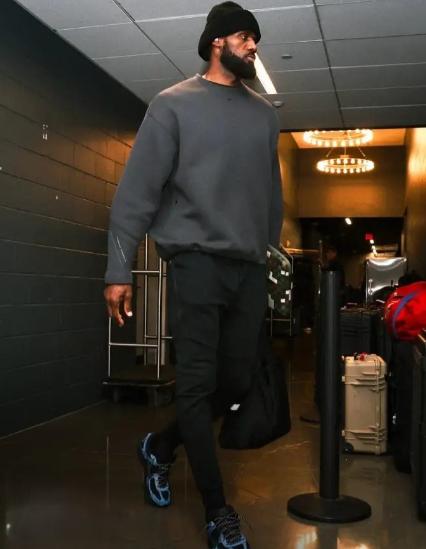 ESPN真是太轻视湖人巨星詹姆斯了！
 
明天湖人将会在客场挑战快船，今天ESP