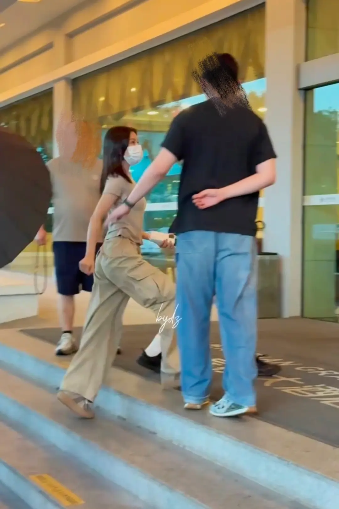 饱饱你的头发怎么这么短了啊啊啊😭亚伟你还在啊😅