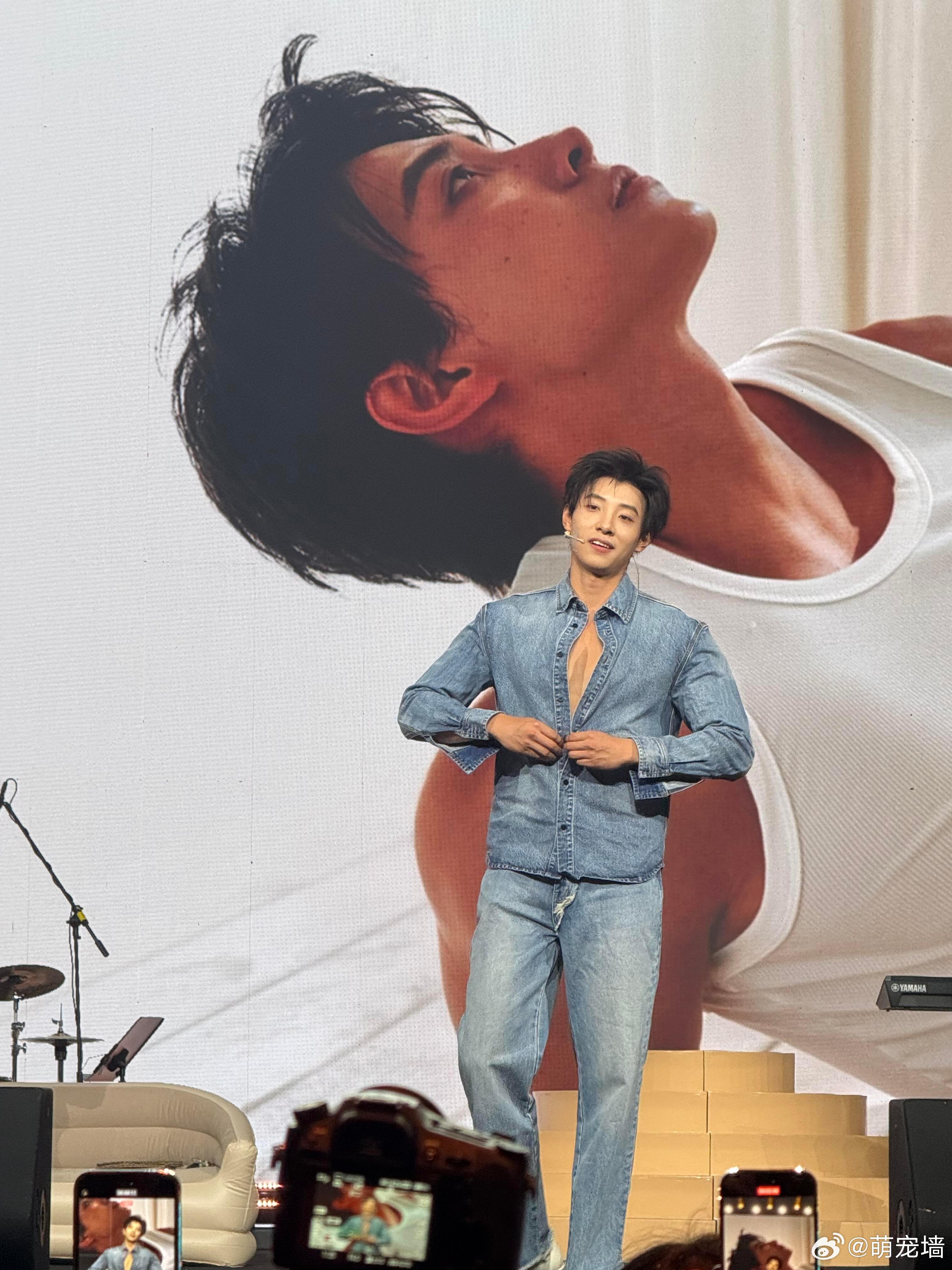 马小宇镜头签真是大方的让我羡慕！！ 