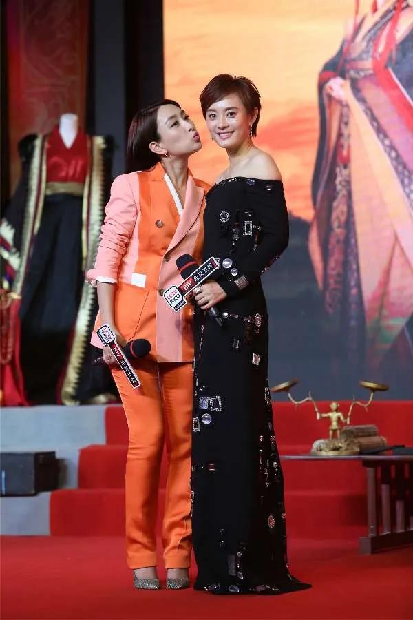 两位80后美女
一个来自哈尔滨
一个来自上海
一个穿黑色长裙
一个穿橘色套装
一
