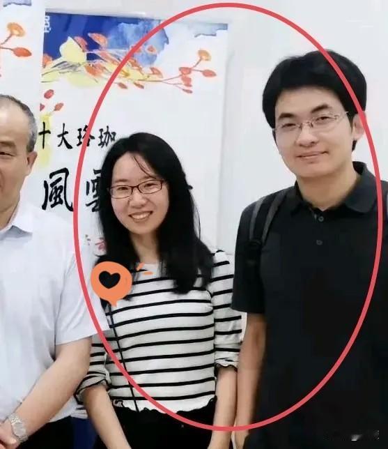 人与人之间的距离感，嘴上可以伪装，动作却永远不会撒谎。

曾教授和付磊同框合影的