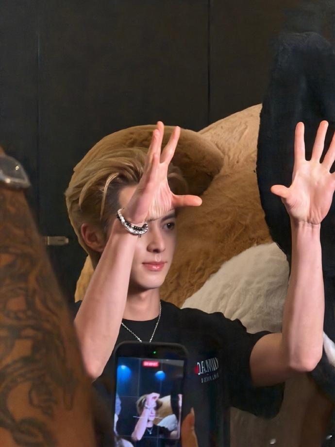 王鹤棣新加坡线下生图新加坡线下生图直接封神，不管远拍近拍都超抗打，颜值气质双在线