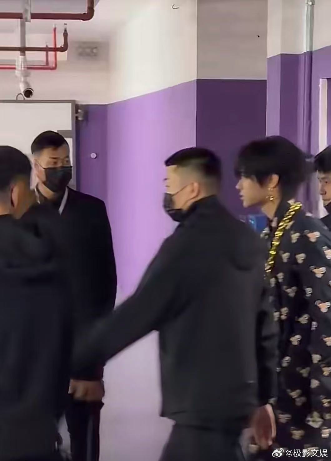 张峻豪耳坠look张峻豪潮男上班张峻豪耳坠look，不错不错，好好好 