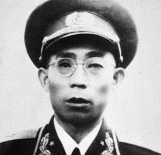 开国将军荣归故里，前妻下跪道歉，将军：当年强抢你的恶霸在哪？

“李司令，您还记
