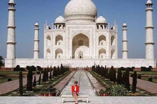 耗时约22年的泰姬陵，用无数工匠的汗水筑成，也是爱情的象征。
别人到这里来游玩都