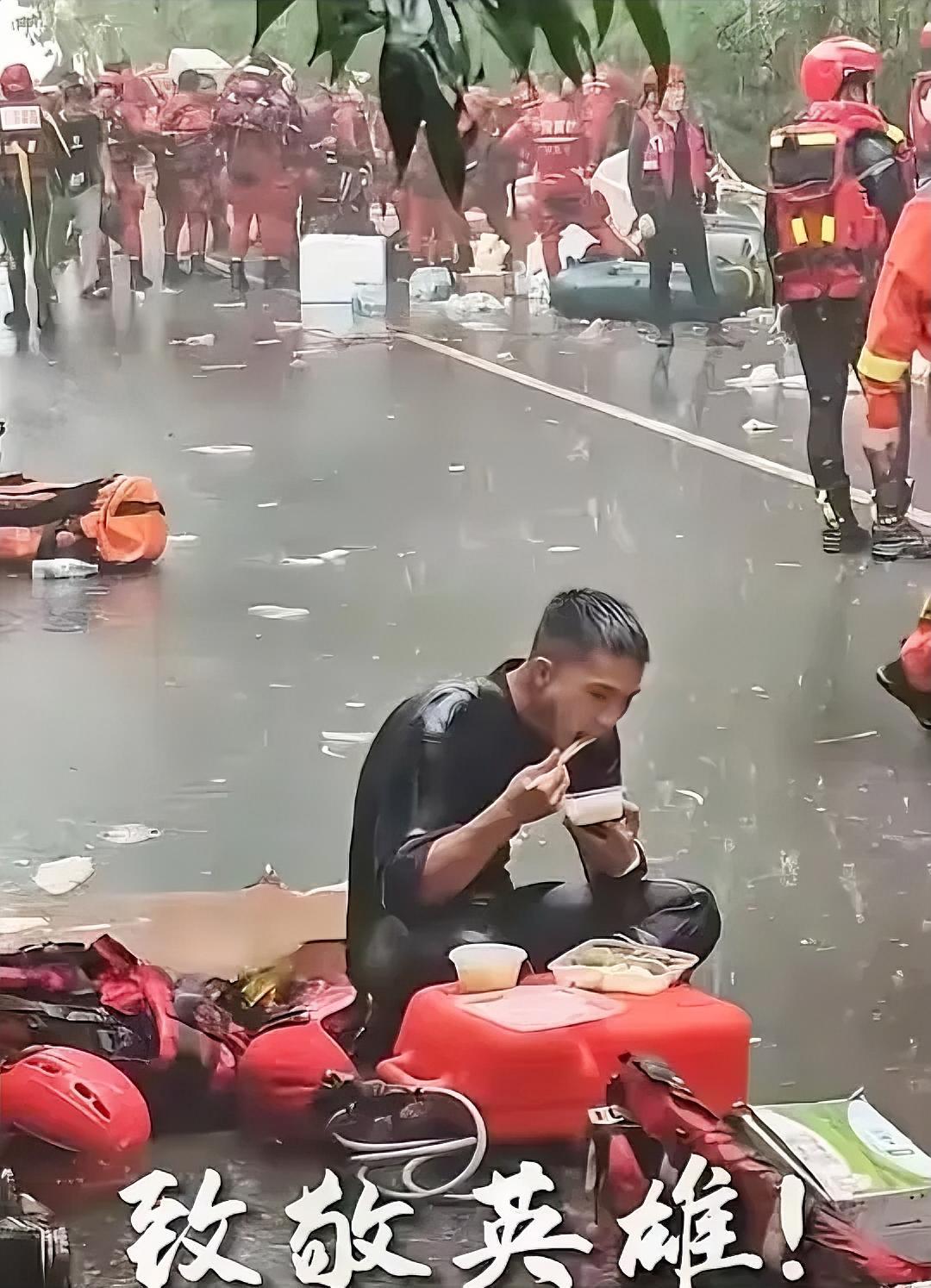 一张雨中干饭消防员照片刷屏：看懂背后细节，才懂普通人看不懂的坚守
 
近期广西贵