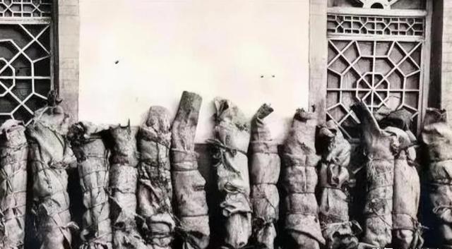 1937年，红军师团级干部惨遭马家军害后，被捆绑起来，整齐排放在墙边。马匪正准备