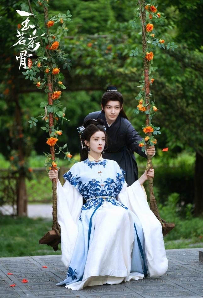 排播对侯明昊非常不友好
《逍遥》拍了5个月，11天播完，《玉茗茶骨》拍了3个月，