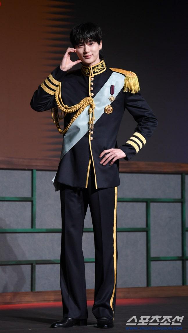 两位穿的是海报里的裙子和衣服 