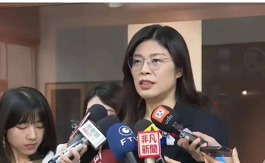 快讯。快讯！
今天郑丽文将正式接棒中国国民党主席，据说卢秀燕受邀却婉拒了。

2