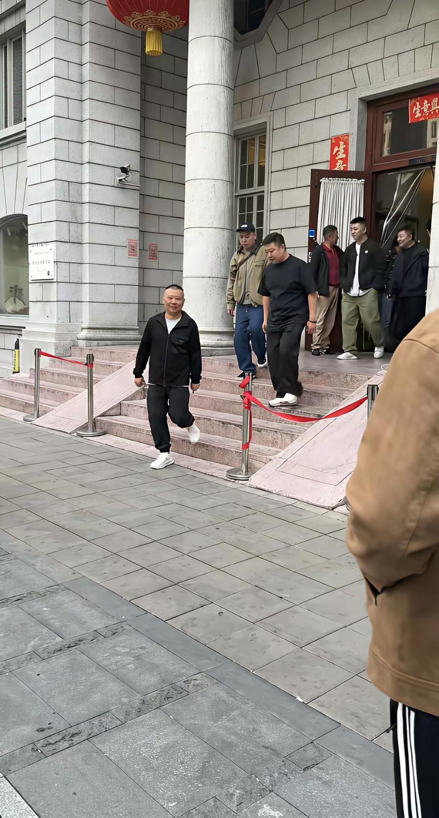 【郭德纲开始工作了】
久违露面的郭德纲开始给学员上课了，看起来精神状态不错，只是