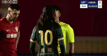 李提香硬杠马宁，够爷们儿。
比赛第79分钟，马宁响哨，判李提香犯规，出示黄牌。