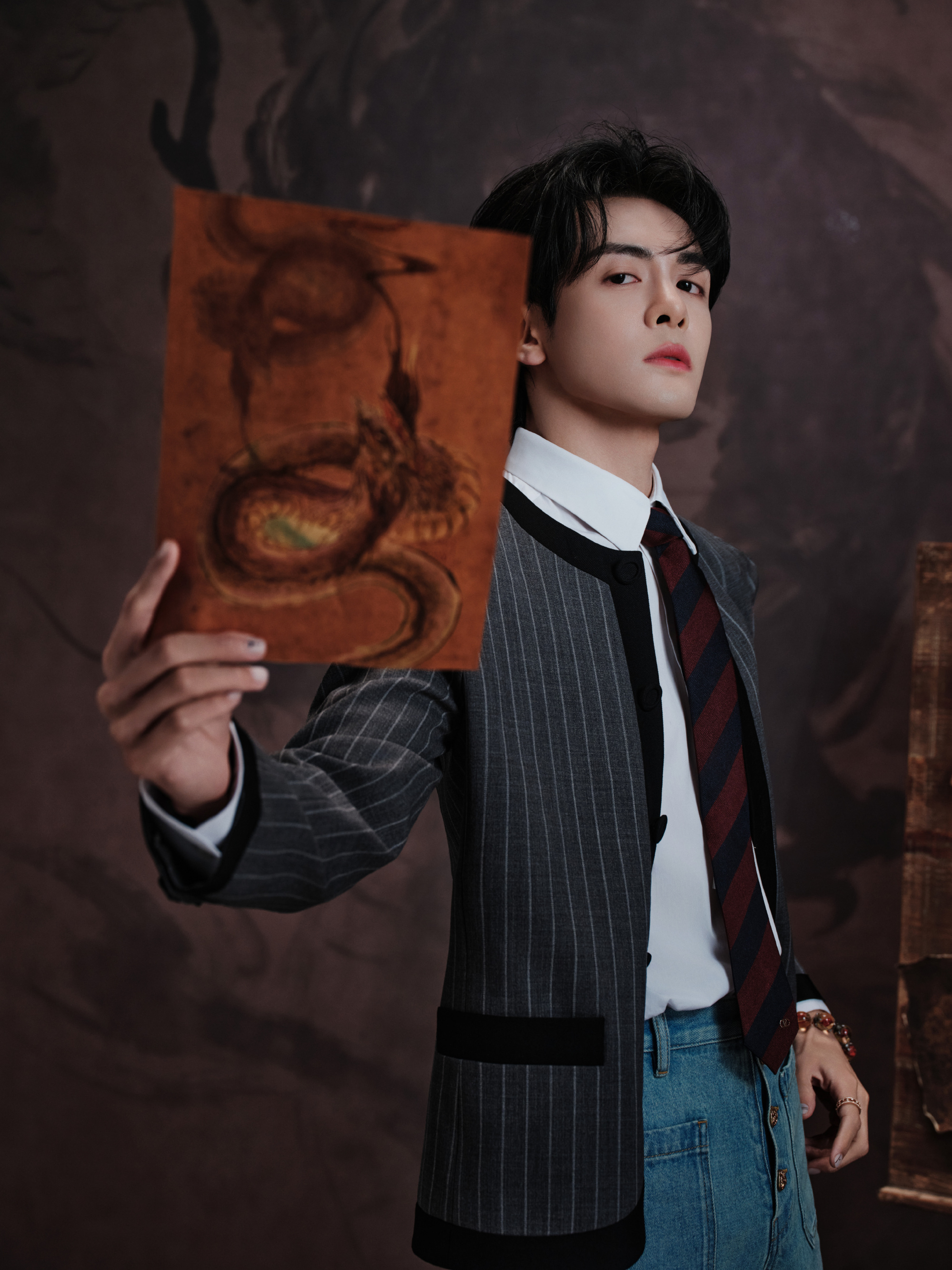 曾舜晞甚至想钻进去 曾舜晞这波直接把心动焊死！对着头纱跃跃欲试，就差一步钻进去，