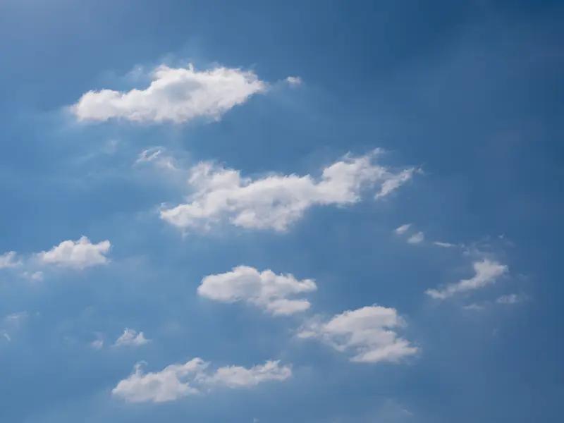 友的诗“若风有意留你，就作一片自在的云；若雨无心沾衣，就做一滴随缘的水”，这无疑