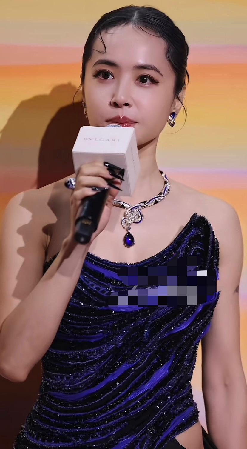 蔡依林真的很喜欢蛇元素，她是不是觉得自己是条“美女蛇”啊。蔡依林踩蛇