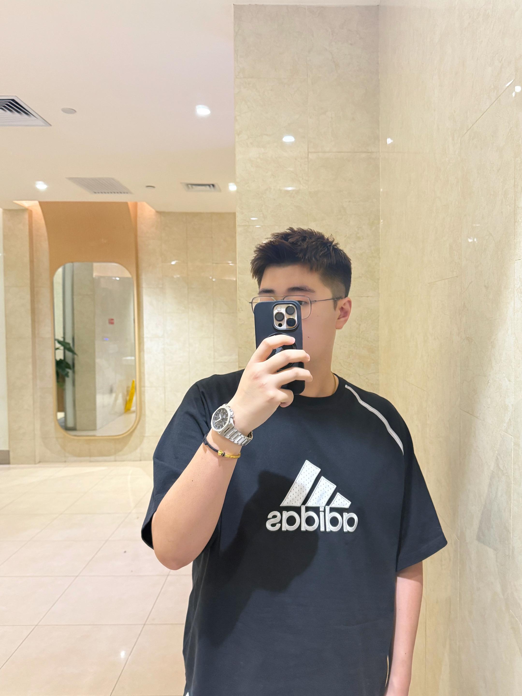 笑着从理发店走出来了